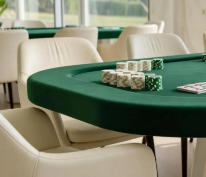 Profesjonalny stół pokerowy z matą i żetonami przygotowany na event