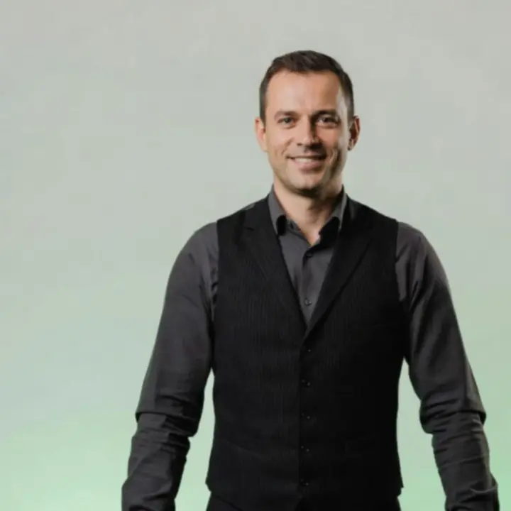 Profesjonalny krupier prowadzący eventowy stół pokerowy